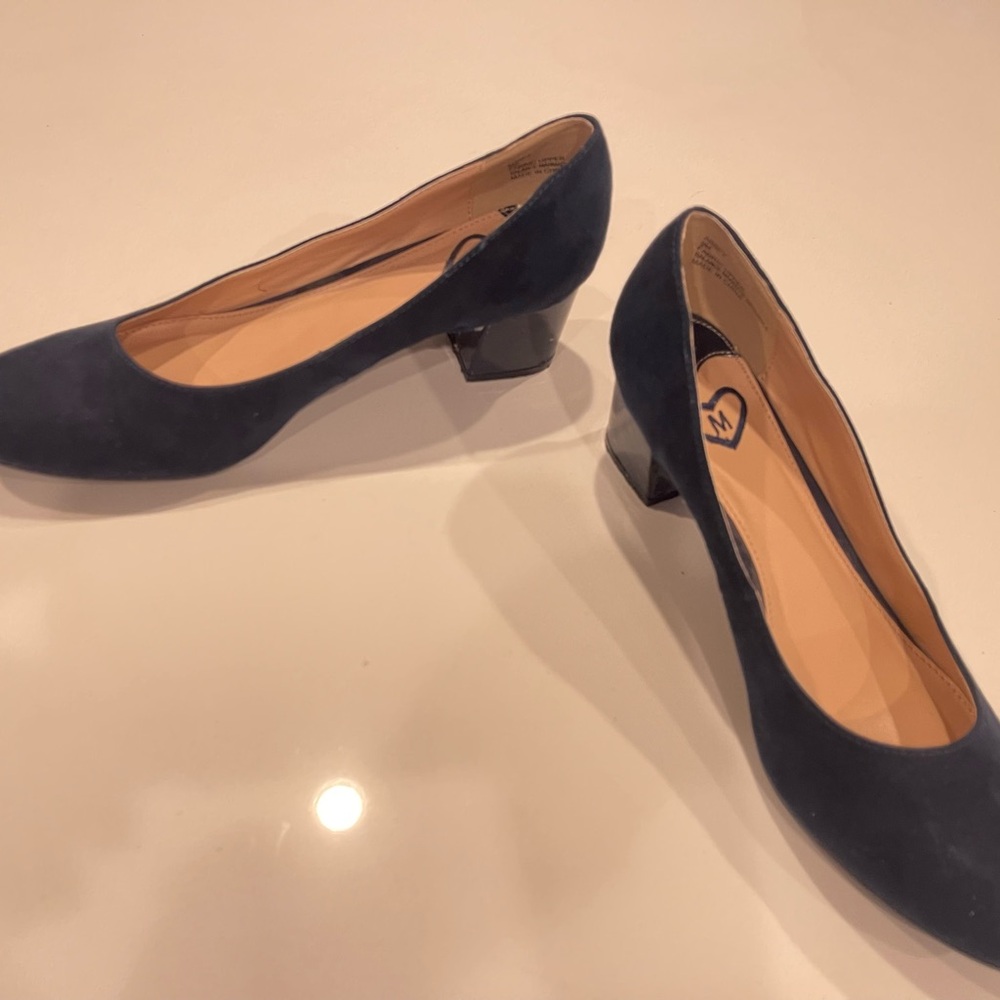 Madeleine Navy Velvet blue pumps. Size 9 - Picture 2 of 2